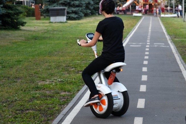 Airwheel-A3-balancing-electric-scooter-on-the-road